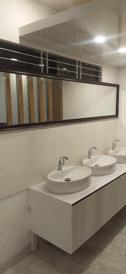 Center Point Apartment Dhaka Esterno foto