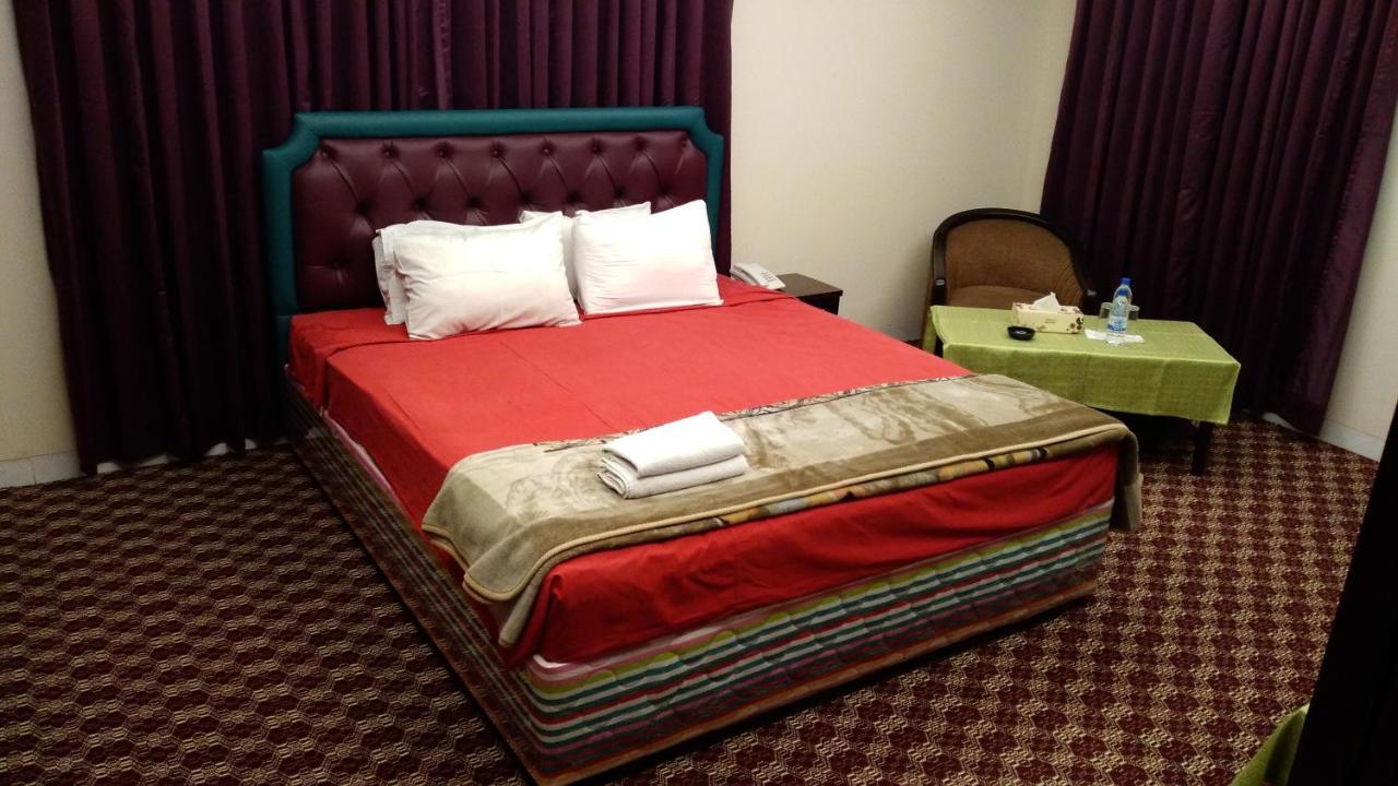 Center Point Apartment Dhaka Esterno foto